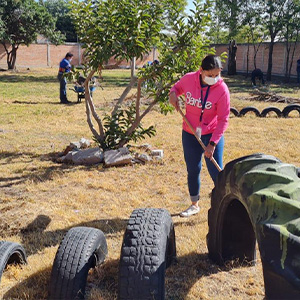 19.equipo-ubs-mexico-barriendo-patio-de-juegos