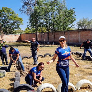 8.equipo-ubs-mexico-pintando-zona-de-juegos