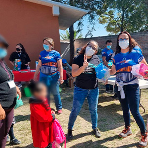 28.equipo-ubs-mexico-con-niños-mascarillas